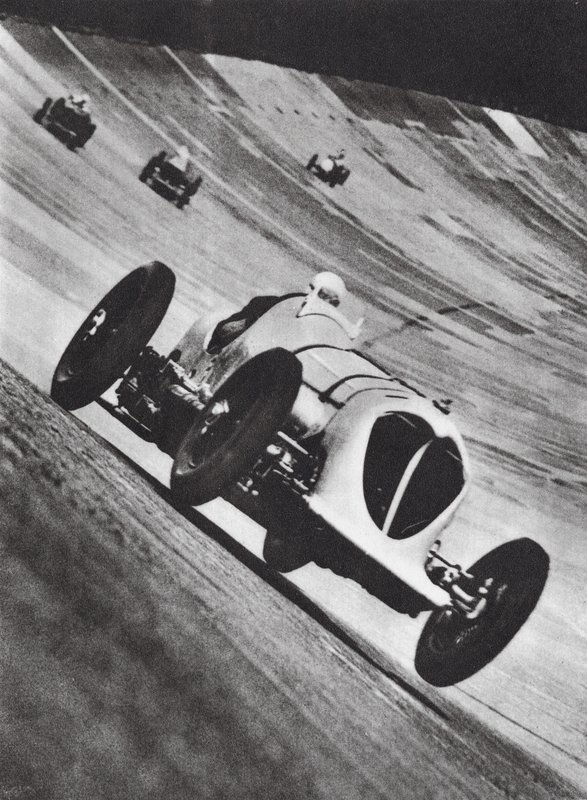 John Cobbin Napier-Railton kilpaa Brooklandsissa (s/w-kuva). tekijältä English Photographer