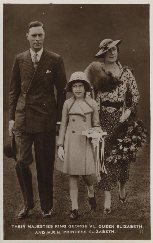 Kuningas Yrjö VI, kuningatar Mary ja heidän vanhin tyttärensä, prinsessa Elizabeth (m/v kuva) tekijältä English Photographer