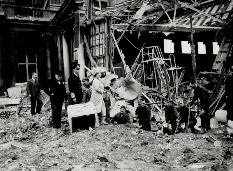 Kuningas Yrjö VI ja kuningatar Elisabet yhdessä Winston Churchillin kanssa tutkimassa pommivaurioita, oletettavasti Buckinghamin palatsissa (m/v kuva) tekijältä English Photographer