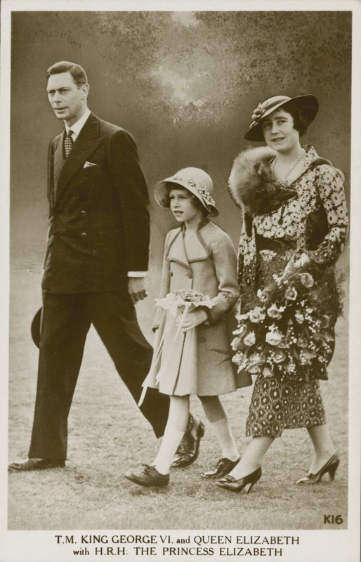 Kuningas Yrjö VI ja kuningatar Elisabet prinsessa Elizabethin kanssa (m/v kuva) tekijältä English Photographer