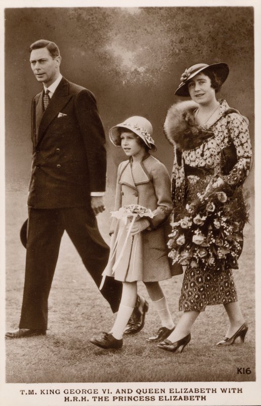Kuningas Yrjö VI ja kuningatar Elisabet tyttärensä prinsessa Elizabethin (myöhemmin kuningatar Elizabeth II) kanssa (m/v kuva) tekijältä English Photographer