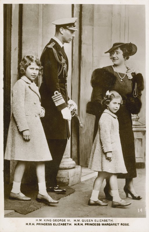Kuningas Yrjö VI ja kuningatar Elisabet tyttäriensä, prinsessat Elisabetin ja Margaretin kanssa (m/v kuva) tekijältä English Photographer