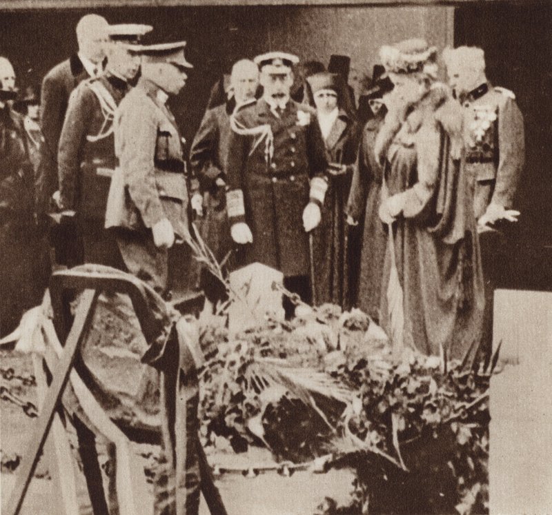 Kuningas Yrjö V osoittaa kunnioitusta sairaanhoitaja Edith Cavellin haudalla Belgiassa (m/v kuva) tekijältä English Photographer