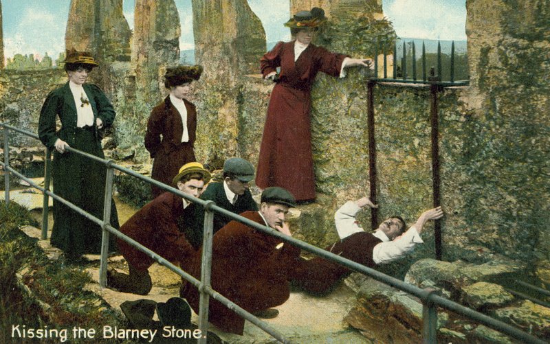 Kissing the Blarney Stone (värillinen kuva) tekijältä English Photographer