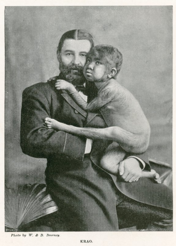 Krao, The Missing Link, esillä Aquariumissa, Westminster, Lontoo, vuonna 1887 tekijältä English Photographer