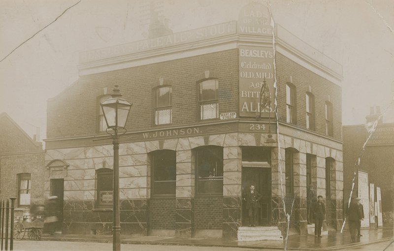 Lads of the Village, Mary Anne Street, Stepney, Lontoo tekijältä English Photographer
