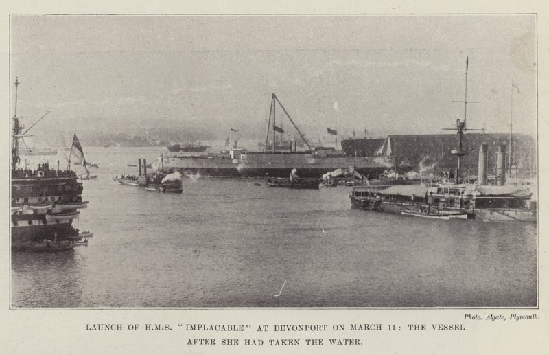 HMS Implacable laukaistiin Devonportissa 11. maaliskuuta, alus sen jälkeen, kun hän oli ottanut veden tekijältä English Photographer