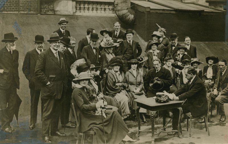 Sir James Barrien lukemisen ihailtava Crichton Wyndhamsin katolla vuonna 1912 kuunteleminen tekijältä English Photographer