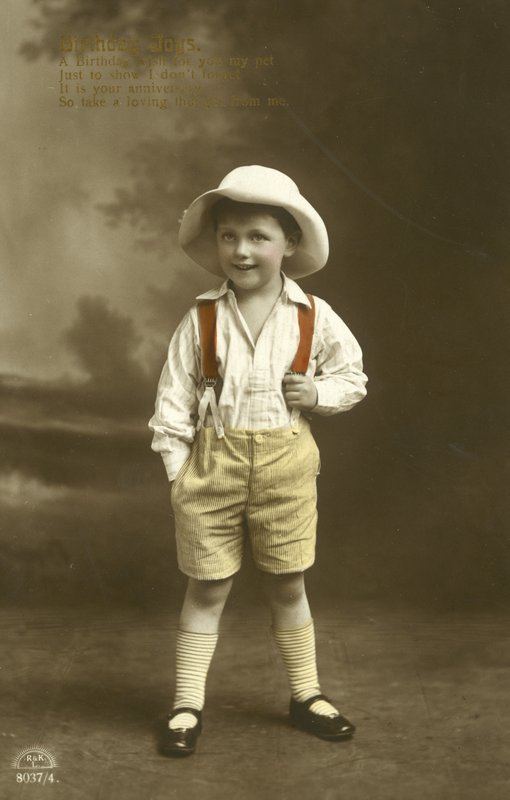 Pikkupoika punaisissa olkaimet (väri litho) tekijältä English Photographer