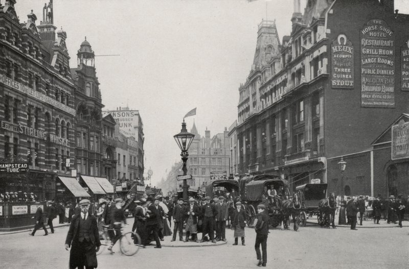 Lontoo: Tottenham Court Road (m/w kuva) tekijältä English Photographer
