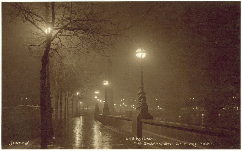 Lontoo, Embankment märkänä yönä (s/w-kuva) tekijältä English Photographer
