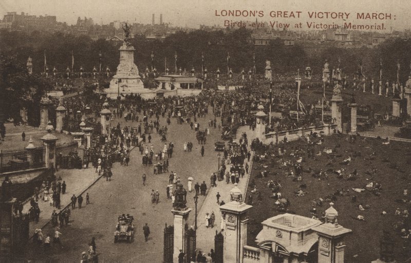 Lontoon Great Victory March, lintuperspektiivistä Victoria Memorial (m/w kuva) tekijältä English Photographer