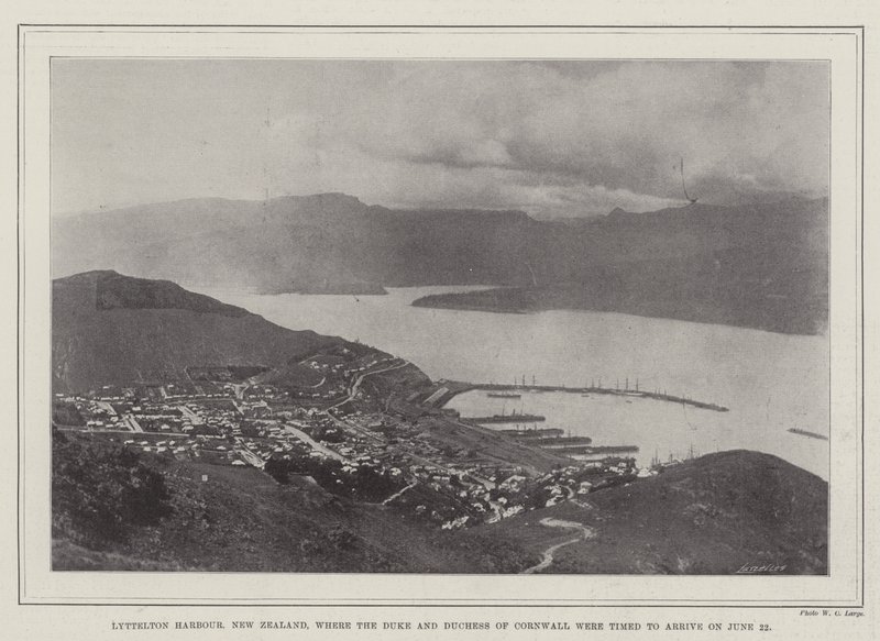 Lyttelton Harbour, Uusi-Seelanti, jonne Cornwallin herttua ja herttuattaren oli määrä saapua 22. kesäkuuta tekijältä English Photographer