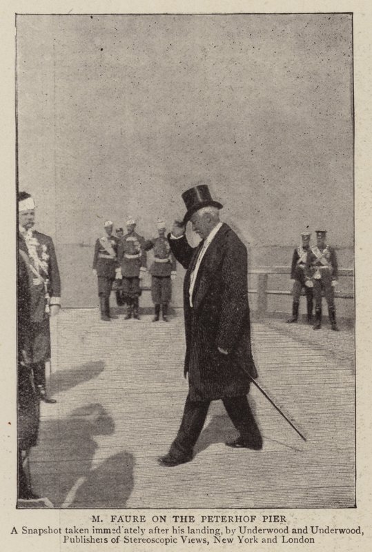 M Faure Peterhofin laiturilla tekijältä English Photographer