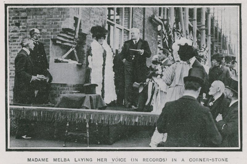 Madame Melba ääntää äänensä nurkkakivessä - tekijältä English Photographer
