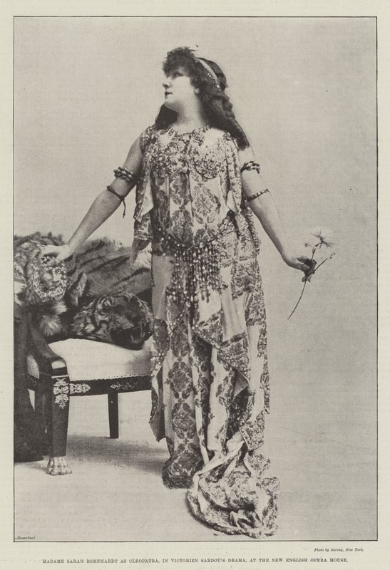Madame Sarah Bernhardt Kleopatran roolissa Victorien Sardous -draamassa New English Opera Housessa tekijältä English Photographer
