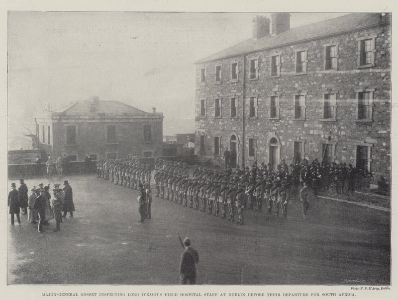 Kenraalimajuri Gosset tarkastamassa Lord Iveaghsin kenttäsairaalan henkilökuntaa Dublinissa ennen heidän lähtöään Etelä-Afrikkaan tekijältä English Photographer