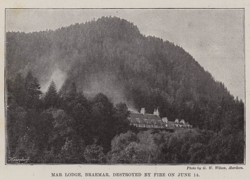 Mar Lodge, Braemar, tuhoutui tulipalossa 14. kesäkuuta tekijältä English Photographer