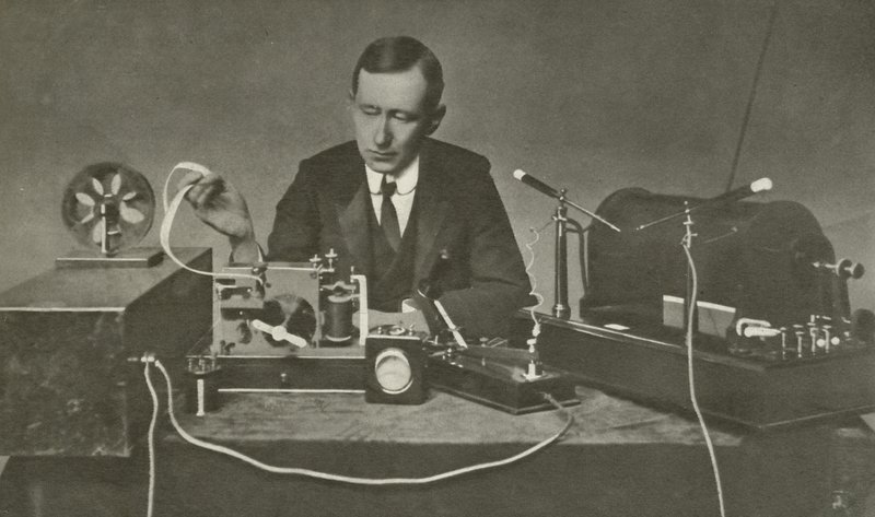 Marconi varhaisen langattoman laitteen kanssa (m/w kuva) tekijältä English Photographer