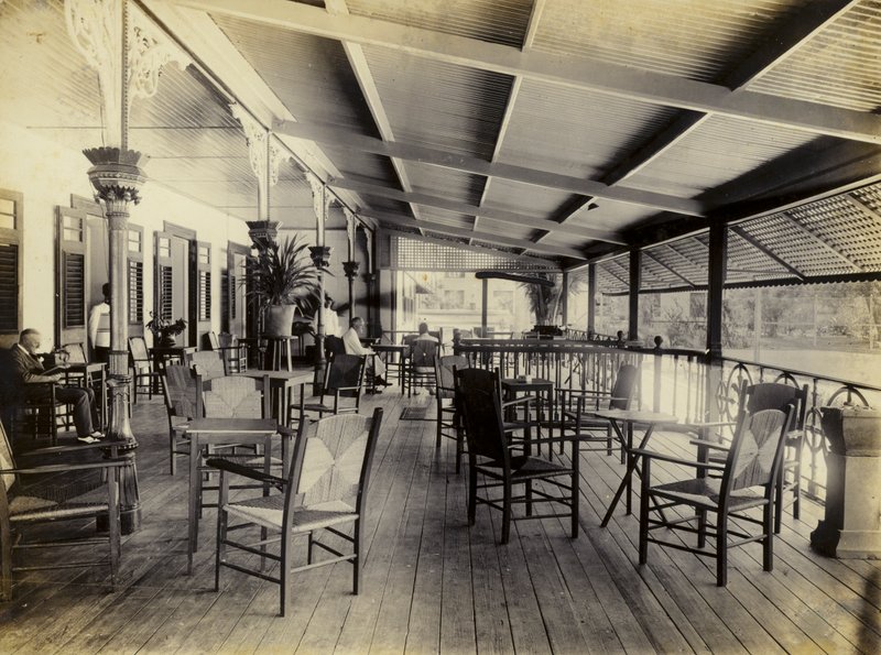 Marine Hotel, Veranda, 1895 tekijältä English Photographer