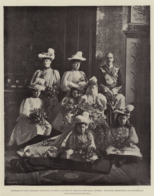 Lady Margaret Grosvenorin avioliitto Teckin prinssi Adolphuksen kanssa Eaton Hallissa, Chester, morsian, sulhanen ja morsiusneidot tekijältä English Photographer