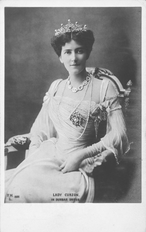 Mary Curzon, Kedlestonin paronitar Curzon tekijältä English Photographer