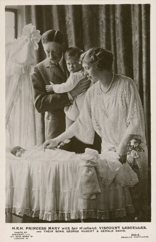 Mary, prinsessa Royal, ja hänen miehensä varakreivi Lascelles poikiensa Georgen ja Geraldin kanssa (m/v kuva) tekijältä English Photographer