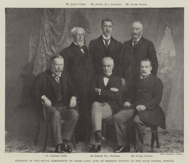 Irlannin maalakeja käsittelevän kuninkaallisen komission jäsenet tällä hetkellä istunnossa Four Courtsissa, Dublinissa tekijältä English Photographer