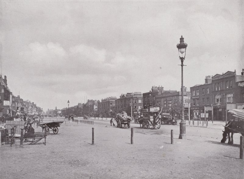 Mile End Road, katsoen itään tekijältä English Photographer