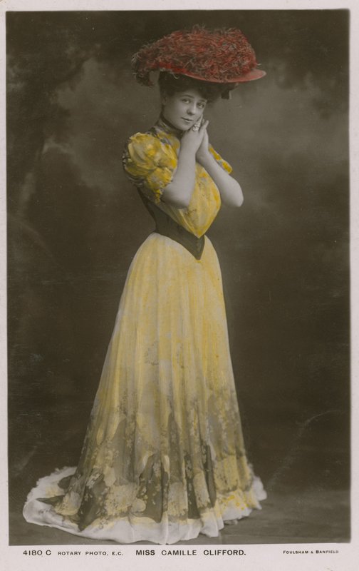 Neiti Camille Clifford tekijältä English Photographer