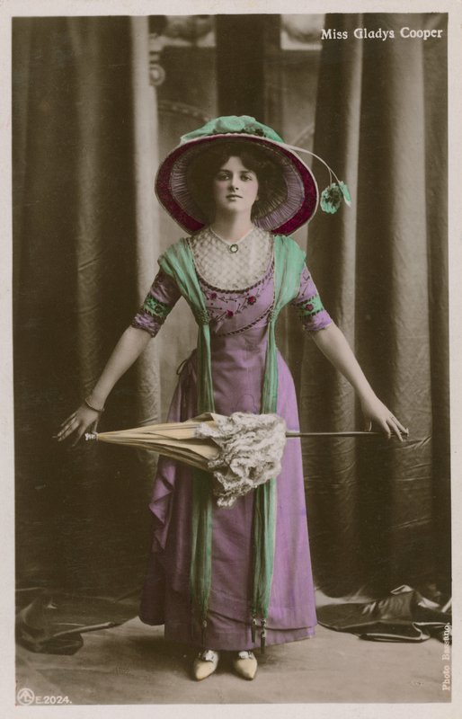 Neiti Gladys Cooper tekijältä English Photographer