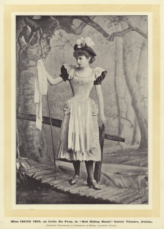 Miss Irene Iris, Little Bo Peep, Red Riding Hoodissa, Gaiety Theatre, Dublin tekijältä English Photographer