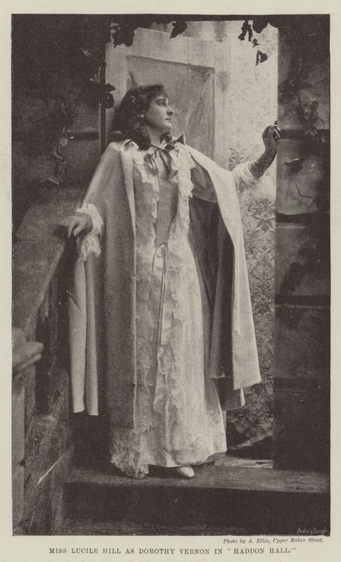 Neiti Lucile Hill Dorothy Vernonina Haddon Hallissa tekijältä English Photographer