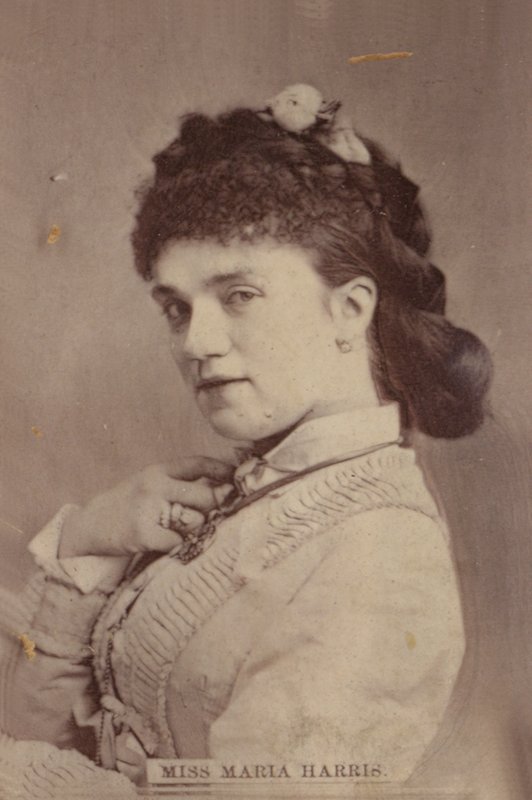 Neiti Maria Harris tekijältä English Photographer