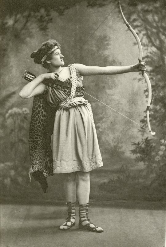 Miss Marion Gray Hippolytan roolissa (syväpaino) tekijältä English Photographer