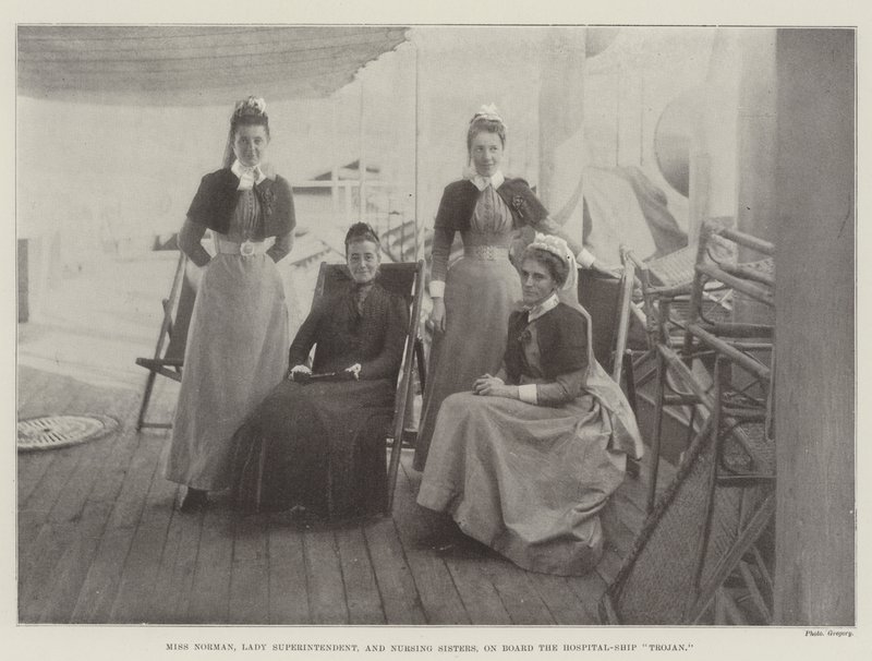 Miss Norman, lady superintendentti ja sairaanhoitajat sisaret sairaalalaiva Troijalaisella tekijältä English Photographer