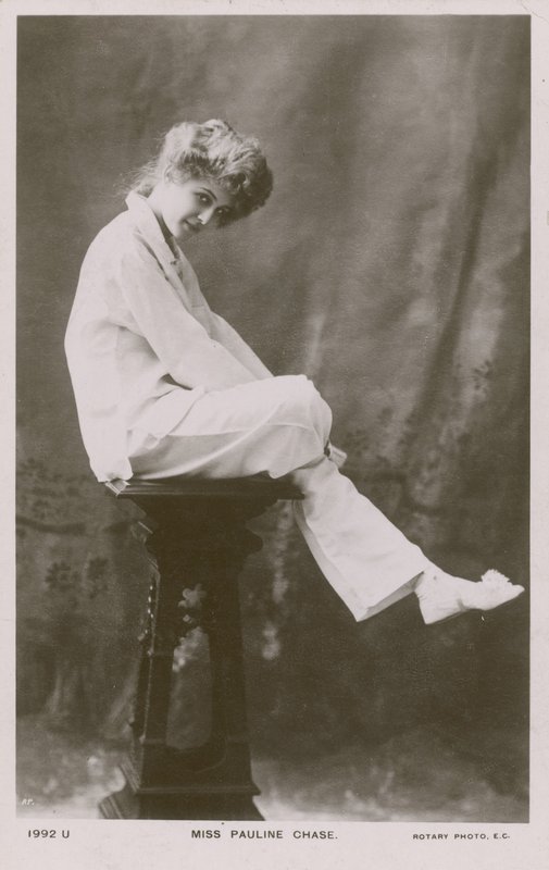 Neiti Pauline Chase, pyjaman puvussa tekijältä English Photographer