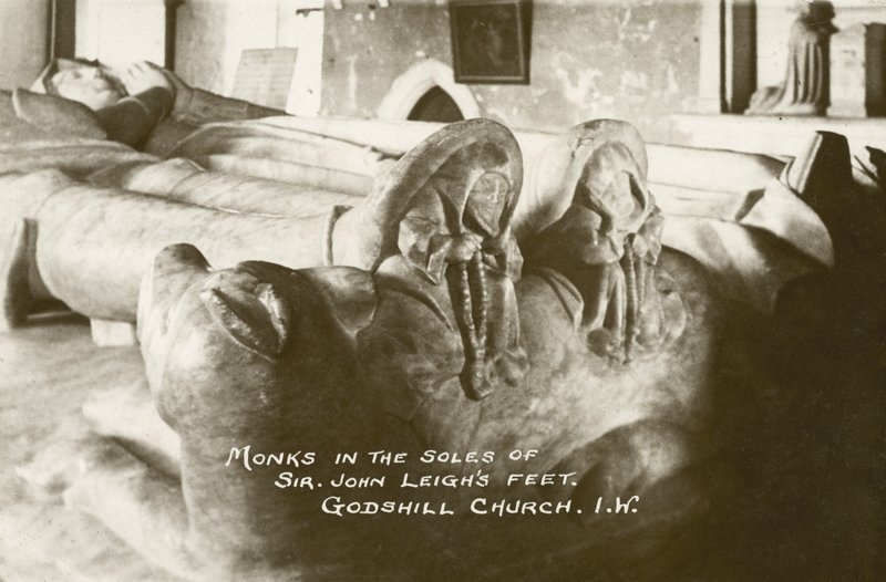 Munkit Sir John Leighin jalkapohjissa, Godshillin kirkko, Isle of Wight, Englanti (s/w-kuva) tekijältä English Photographer