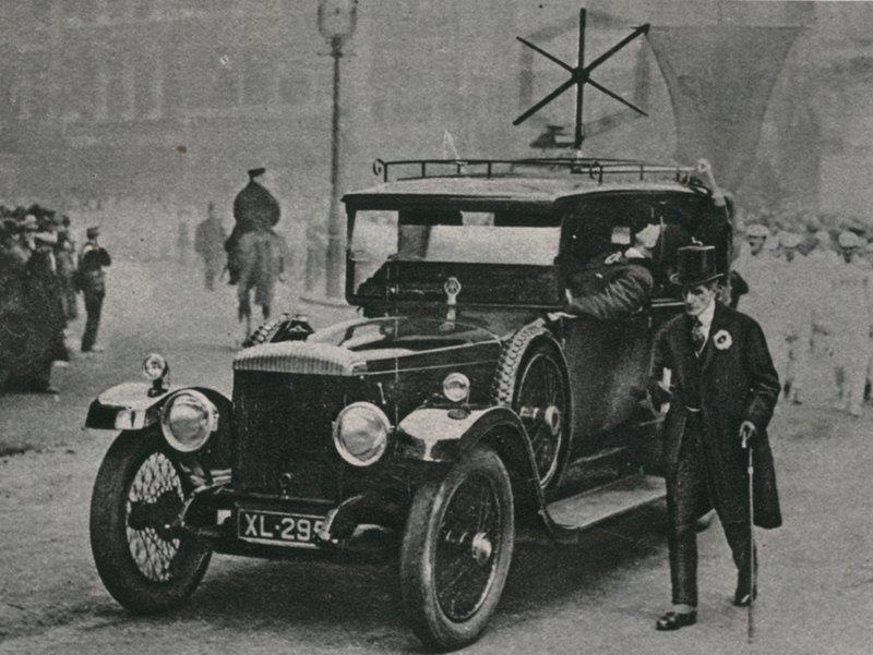 Auto radiovastaanottimella ja runkoantennilla auton katolla tekijältä English Photographer