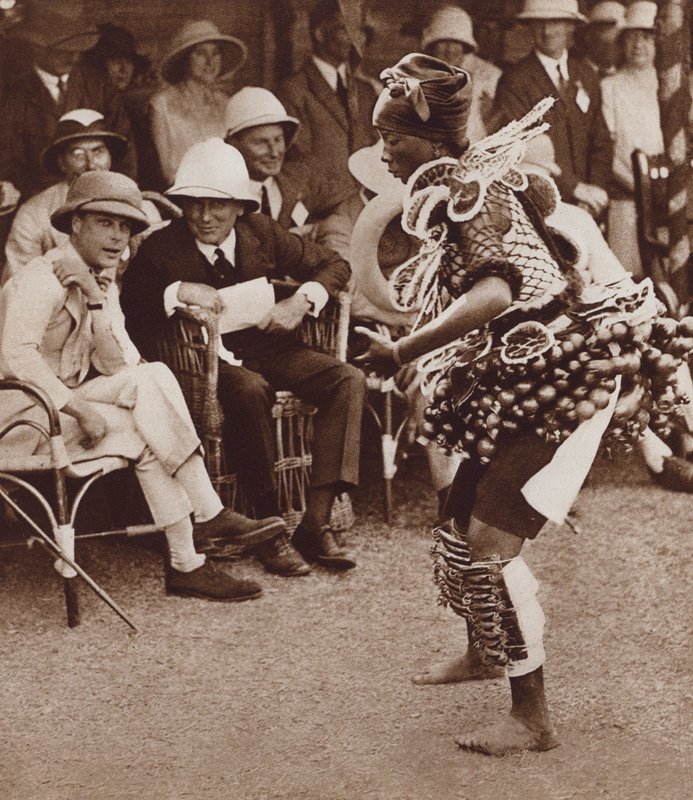 Alkuperäinen kaunotar Freetownissa, Sierra Leonessa, tanssimassa tulevan kuningas Edward VIII:n edessä tekijältä English Photographer