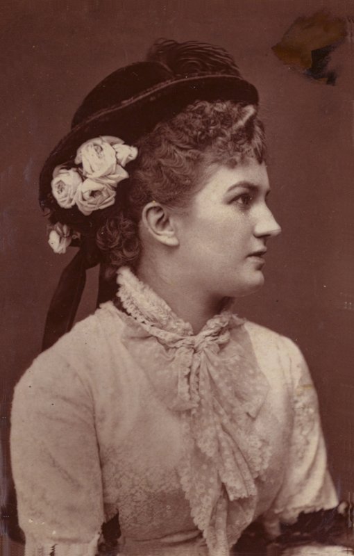 Nelly Brombley tekijältä English Photographer