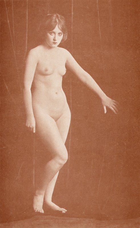 Nudistitaidetta: Apres le Bain (s/w valokuva) tekijältä English Photographer