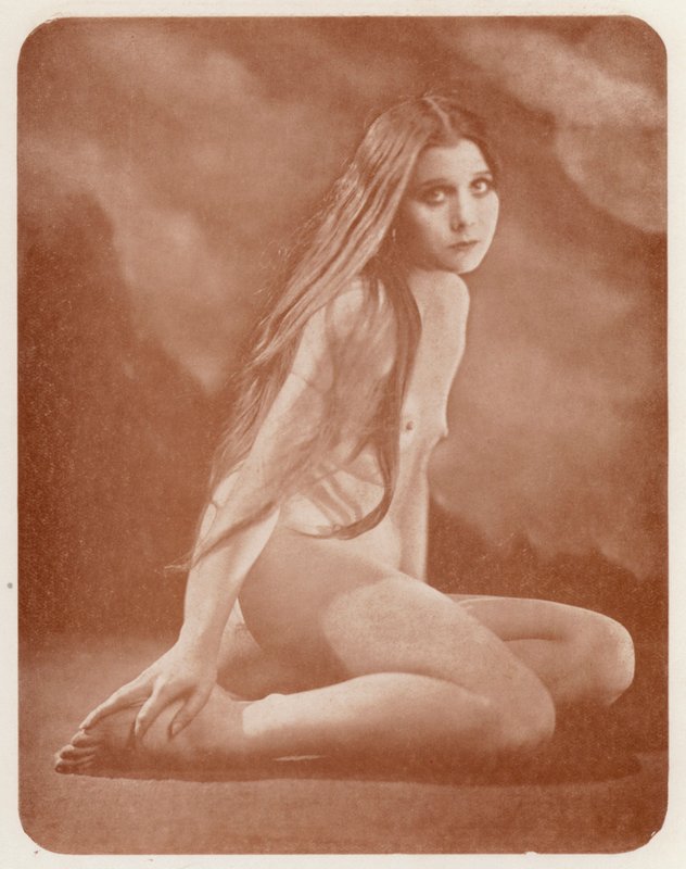 Nudistista taidetta: Dolores (s/w valokuva) tekijältä English Photographer