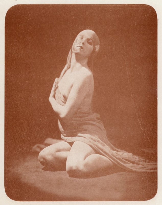 Nudistista taidetta: Etude (s/w valokuva) tekijältä English Photographer