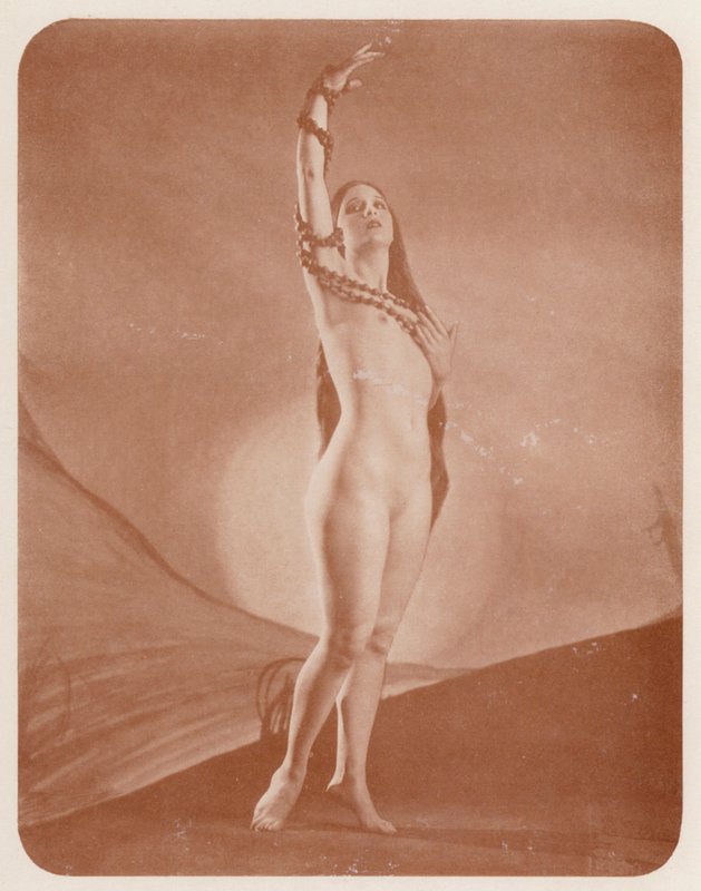 Nudistista taidetta: Galatea (s/w valokuva) tekijältä English Photographer