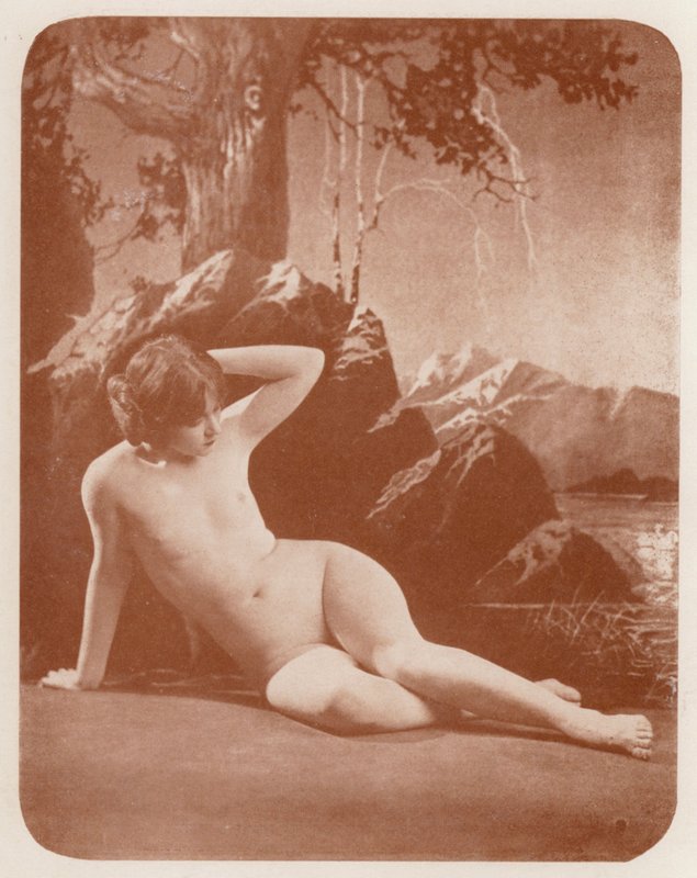 Nudistista taidetta: Lady of the Lake (s/w valokuva) tekijältä English Photographer
