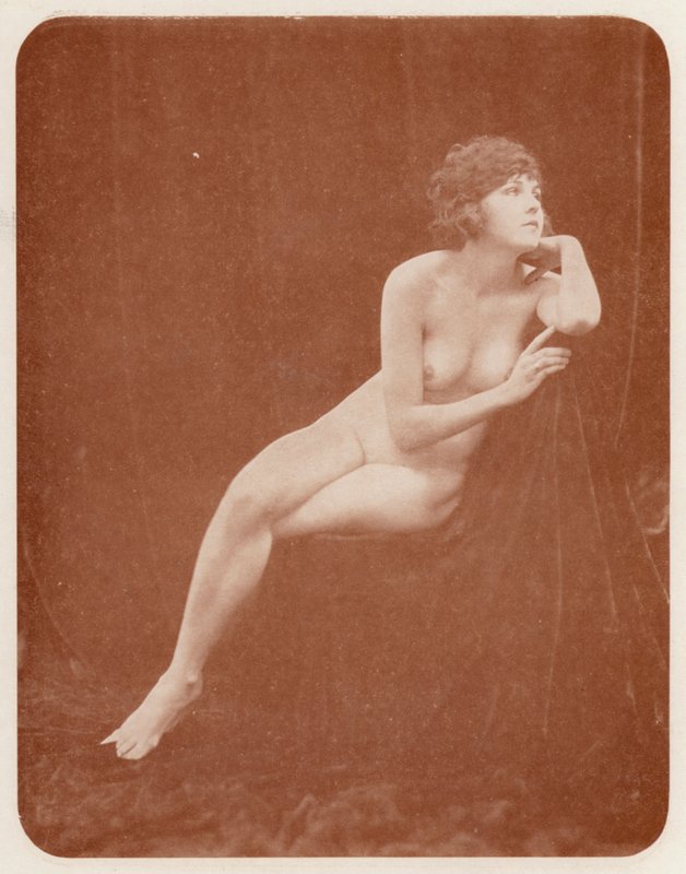 Nudistista taidetta: (s/w-kuva) tekijältä English Photographer