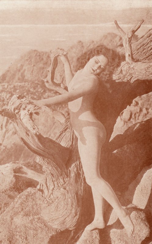 Nudistista taidetta: Varjo (s/w valokuva) tekijältä English Photographer