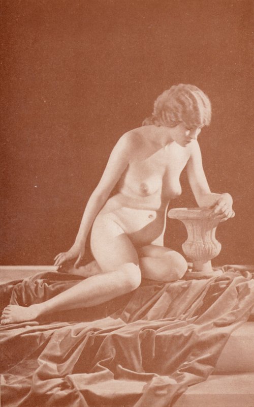 Nudistista taidetta: Urn (s/w valokuva) tekijältä English Photographer