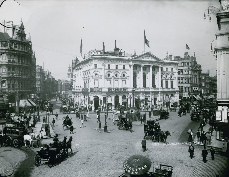 Paviljonki, Piccadilly, Lontoo tekijältä English Photographer